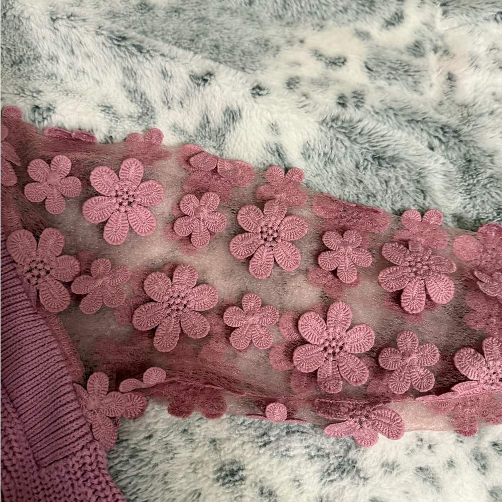 Chic Mauve Sweater with Floral Lace Sleeves - Picture 3 of 4